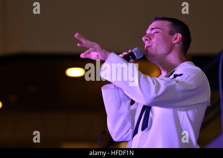 130309-N-QI421-234 MANILLE, Philippines (9 mars 2013) -- 3e classe musicien Gabriel Brown chante dans une 7e Flotte Band Concert à Robinsons Magnolia Mall à Quezon City, République des Philippines. Le groupe est engagé dans la flotte américaine phare 7e USS Blue Ridge (LCC 19) qui a fait une escale au port de Manille, Philippines. Blue Ridge visites portuaires constituent une occasion de promouvoir la paix et la stabilité dans la région Asie-Pacifique, de prouver son engagement envers ses partenaires régionaux et de favoriser des relations de plus en plus. (U.S. Photo par marine Spécialiste de la communication de masse 2e Cla Banque D'Images