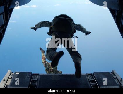 040804-N-7512V-032 Okinawa, Japon (Août 4, 2004) Les soldats de l'ARMÉE AMÉRICAINE Ð affecté au premier bataillon d'opérations spéciales Première unité aéroportée, Torii, Okinawa, Japon, effectuer l'altitude élevée, faible ouverture (HALO) saute d'un CH-46E Sea Knight helicopter affecté à l'ÒFlying TigersÓ d'hélicoptère maritime Escadron moyen Deux Six deux (HMM-262). HMM-262 est affecté à Futenma Marine Corps Air Station. U.S. Navy photo by PhotographerÕs Mate 3 classe Kaitlyn Rae Vargo (libéré) des soldats de l'Armée US à Okinawa le saut HALO Banque D'Images