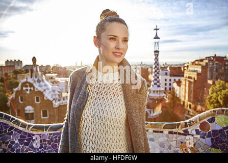 Style signature de Barcelone. Jeune femme manteau en tourisme à Barcelone, Espagne Recherche dans la distance Banque D'Images