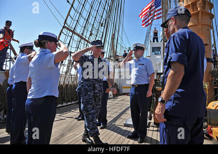 L'arrière de l'US Navy Adm. Kurt Tidd, commandant du Commandement Sud des forces navales des États-Unis et États-unis 4ème Flotte, les conseils de la Garde côtière américaine Eagle barque avant qu'elle arrive à la Station Navale de Mayport, Floride, le 27 avril 2012. Eagle a été utilisé comme un outil de formation pour les officiers de la Garde côtière canadienne et a été l'un des deux bateaux voile active dans American military service. (U.S. Photo par marine Spécialiste de la communication de masse 2e classe Gary Granger Jr.) US Coast Guard Cutter barque Eagle 120427-N-AN391-016 Banque D'Images