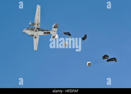 Des palettes de fournitures sont larguées d'un camion M-28 lors d'un largage aérien de routine dans le district de Shah Joy, dans la province de Zabul, en Afghanistan, pour ravitailler les forces d'opérations spéciales de la coalition dans des zones reculées. Banque D'Images
