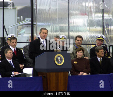 010304-A-0000J-001 Newport News, Virginie (4 mars 2001) -- Le président des États-Unis, George W. Bush parle d'invités d'honneur et les participants au cours de la cérémonie de baptême pour la Marine américaine plus récente du porte-avions nucléaire Ronald Reagan (CVN 76). Le navire a été baptisé à la Northrop Grumman Newport News Shipbuilding, Newport News, Virginie. Le navire est nommé en l'honneur du 40e président des États-Unis d'Amérique, Ronald Wilson Reagan. Photo du Sergent de l'armée américaine Ramona E. Joyce. (Libéré) US Navy 010304-A-0000J-001 Cérémonie de baptême pour Ronald Reagan Banque D'Images