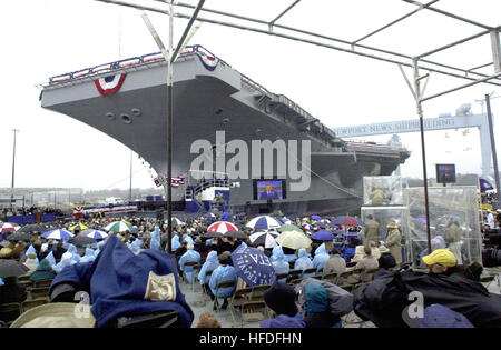 010304-A-0000J-005 Newport News, Virginie (4 mars 2001) -- Le président des États-Unis, George W. Bush parle d'invités d'honneur et les participants au cours de la cérémonie de baptême pour la Marine américaine plus récente du porte-avions nucléaire Ronald Reagan (CVN 76). Le navire a été baptisé à la Northrop Grumman Newport News Shipbuilding, Newport News, Virginie. Le navire est nommé en l'honneur du 40e président des États-Unis d'Amérique, Ronald Wilson Reagan. Photo du Sergent de l'armée américaine Ramona E. Joyce. (Libéré) US Navy 010304-A-0000J-005 Baptême du Ronald Reagan CVN 7 Banque D'Images