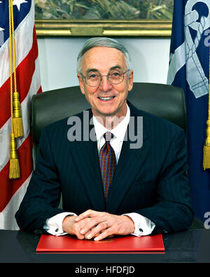 Washington, D.C., le 24 mai 2001 Ñ M. Gordon R. England est devenue officiellement le 72e Secrétaire de la Marine après avoir pris le serment d'office dans le Pentagone à la suite de sa confirmation par le Sénat. Nommé par le Président Bush le 24 avril 2001, monsieur l'Angleterre compte plus de 30 années d'expérience en tant que chef de file de la défense et de la technologie à ses nouvelles fonctions de chef de l'équipe Marine/Marine Corps. Photo de la marine américaine (US Navy) Parution 010524-N-0000X-001 Secrétaire de la Marine Banque D'Images