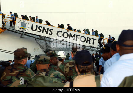 010912-N-5471P-001 Baltimore, Md (sept. 12, 2001) -- l'équipage à bord du navire-hôpital USNS Comfort (T-AH 20) dans la région de Port de Baltimore. Le navire s'engager du personnel médical de la Marine à Earle, N.J., avant de mettre les voiles pour la côte de New York. Le confort a un équipage de plus de 750 civils et de la Marine et du personnel de soutien médical. Elle contient également 12 salles d'opération entièrement équipée, d'un établissement hospitalier (1000 lits), des services de radiologie, un laboratoire médical, une pharmacie, un laboratoire d'optométrie, un tomodensitogramme et deux centres de production de l'oxygène. Le navire dispose également d'un héliport capable d'atterrir grand mi Banque D'Images