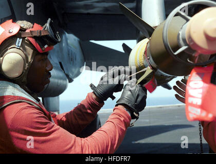 011009-N-6234S-017 à bord du USS Carl Vinson (oct. 9, 2001) -- Une Ordnanceman Aviation affectés à la lutte contre l'Redcocks «' de Strike Fighter Squadron deux deux (VFA-22) attache une fin à une bombe guidée laser sur un F/A-18 "Hornet" en préparation pour les opérations de vol de l'après-midi. L'USS Carl Vinson (CVN 70) et de l'opérateur effectuant des opérations de vol airwing sont contre les camps d'entraînement des terroristes et les installations militaires du régime des Talibans en Afghanistan. Les actions ciblées sont soigneusement conçus pour perturber l'utilisation de l'Afghanistan comme base d'opérations terroristes et d'attaquer l'armée capa Banque D'Images