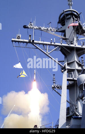 020208-N-0000R-001 en mer à bord du USS John S. McCain (DDG 56) Le 8 février 2002 -- un lance missiles standard à partir de l'avant des navires afin d'intercepter un missile mont 'entrants' hostile drone cible. Neuf navires de la marine américaine ont pris part à l'exercice de missiles (MISSILEX) 02-1, un missile anti-navires de formation de la défense de l'évolution, dans le cadre d'un commandant de la Force opérationnelle en sept cinq (FCT) Multi-Sail 75 groupe de combat de l'exercice d'interopérabilité. Tous les navires participants font partie de l'avant les forces navales déployées basé à Yokosuka et Sasebo, Japon. Photo de la Marine américaine spécialiste du renseignement 1re classe Matthew C. Rouble. (Publié Banque D'Images