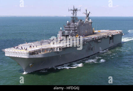 020301-N-0000X-015 l'Océan Atlantique (Mar. 1, 2002) -- avant bâbord vue sur le navire d'assaut amphibie USS SAIPAN LHA (2) en cours de la Virginia Capes. Photo de la Marine américaine. (Libéré) US Navy 020301-N-0000X-015 avant bâbord vue sur le navire d'assaut amphibie USS SAIPAN LHA (2) Banque D'Images