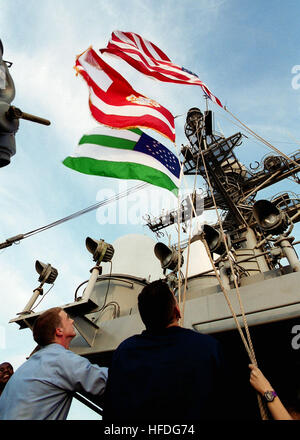 020302-N-6626D-003 en mer à bord du USS Theodore Roosevelt (CVN 71) 2 mars, 2002 Ð la désormais célèbre world trade centre 'Ground Zero' national ensign, ainsi qu'une New York City Police Department un drapeau et New York City Fire Department drapeau sont transportés à l'occasion du dernier jour des opérations aériennes à l'appui de l'opération Enduring Freedom, qu'elle commence son voyage de retour. Roosevelt et son lancé de l'escadre aérienne de transporteur (CVW) sont prévus d'être relevée par le USS John F. KennedyÕs groupe aéronaval. U.S. Navy photo by PhotographerÕs Mate 3 classe Amy dela Torres. (Libéré) US Navy 020302-N-6626D-003 Banque D'Images