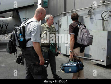 020305-N-4336M-045 de l'Océan Indien (jan. 3, 2005) - Dan Rather, présentateur de CBS News et son équipage à l'USS ABRAHAM LINCOLN (CVN 72) après la visite de l'île de Sumatra, en Indonésie. L'Abraham Lincoln est actuellement dans l'Océan Indien, au large des eaux de l'Indonésie et la Thaïlande. U.S. Navy photo by Photographer's Mate Airman Cristina R. Morrison (libéré) US Navy 020305-N-4336M-045 Dan Rather, présentateur de CBS News et son équipage à l'USS ABRAHAM LINCOLN (CVN 72) après la visite de l'île de Sumatra, Indonésie Banque D'Images