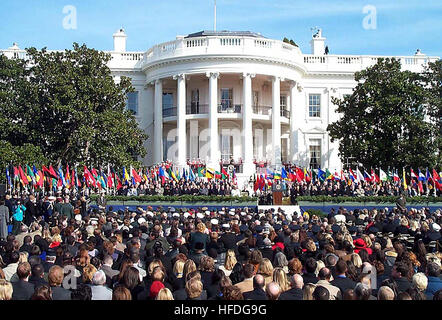 020311-O-0000X-001 pelouse Sud de la Maison Blanche, Washington, D.C., (Mar. 11, 2002) Ð Plus de 1 000 personnes se sont réunies avec le Président Bush sur un chilly lundi matin, pour une durée de six mois du souvenir de la 11 septembre 2001, attentat contre le World Trade Center et le Pentagone. Membres de 29 pays de la coalition dans la lutte mondiale contre le terrorisme, plus de 120 ambassadeurs, membres du Congrès, le Cabinet de Bush, la Cour suprême et les forces armées ont également participé. Photo par Rudi Williams. (Libéré) US Navy 020311-O-0000X-001 Maison blanche cérémonie du Souvenir Banque D'Images