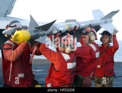 020319-N-6492H-532 en mer à bord du USS John F. Kennedy (CV 67) Mars 19, 2002 -- Ordnancemen affecté à l'Aviation Wildcats' 'e Escadron d'avions d'un trois (VFA-131) charger un but-9M 'Sidewinder' Air-to-air missile sur un F-18C 'hornet' en préparation de sa prochaine mission de combat. Les Kennedy et son lancé de l'Escadre aérienne de transporteur 7 (CVW-7) effectuent des missions de combat dans le cadre de l'opération Enduring Freedom. U.S. Navy photo by Photographer's Mate 1re classe Jim Hampshire. (Libéré) US Navy 020324-N-6492H-532 Sidewinder est chargé sur un F-A-18 Banque D'Images