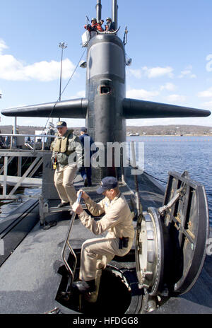 020404-N-8363H-019 New London Base sous-marine, CT. (Avr. 4, 2002) Ð les membres d'équipage affectés à la sous-marin d'attaque à propulsion nucléaire USS Dallas (SSN 700) faire les derniers préparatifs à entreprendre pour un déploiement prévu. U.S. Navy photo by Nicole Hawley (publié) US Navy 020404-N-8363H-019 USS Dallas se prépare à obtenir en cours Banque D'Images