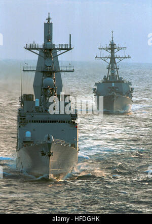 020412-N-6653S-001 en mer à bord du USS George Washington (CVN 73) 12 avril 2002 -- USS Arthur W. Radford (DD 968) et USS Mahan (DDG 72) attribués au groupe de combat de Washington, faire leur approche aux côtés de Washington pour procéder à une reconstitution en cours. Washington est homeported à Norfolk, VA, et effectue des exercices de formation intégrée prévue dans l'océan Atlantique. U.S. Navy photo by Photographer's Mate Airman Sheryl Smith. (Libéré) US Navy 020412-N-6653S-001 destroyers en mer Banque D'Images