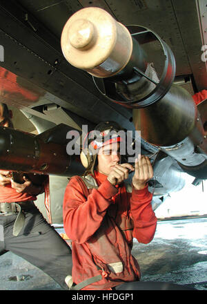 020425-N-3397A-004 en mer à bord du USS John F. Kennedy (CV 67) 25 avril 2002 -- l'Aviation une Ordnanceman les réglages afin d'organiser une fin de 1000 livres sur une bombe à guidage laser GBU-16 (unité) sur le shipÕs d'envol. Kennedy et son lancé de l'Escadre aérienne de transporteur 7 (CVW-7) effectuent des missions de combat dans le cadre de l'opération Enduring Freedom. U.S. Navy photo by Photographer's Mate Airman Apprenti Ruben U. Apodaca. (Libéré) US Navy 020425-N-3397A-004 USS Kennedy - ajustements GBU-16 Banque D'Images