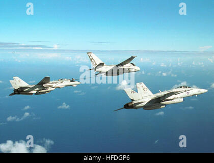 020426-N-1407C-003 en mer à bord du USS George Washington (CVN 73) Avril 26, 2002 -- Avion de Carrier Air Wing 17 (CVW-17) voler haut au-dessus de l'USS George Washington. Un F-14B ÒTomcatÓ ÒJolly RogersÓ affecté à l'Escadron de chasse de l'un zéro trois (FV-103) ravitaille à partir d'un S-3 ÒVikingÓ ÒDiamond CuttersÓ affecté à l'Escadron de contrôle de la mer de trois zéro (VS-30) alors qu'un F/A 18 ÒRampagersÓ ÒHornetÓ affecté à l'Escadron d'attaque de chasse huit trois (VFA-83) vole à proximité. George Washington est basé à Norfolk, VA, et effectue des exercices d'entraînement intégré dans la mer des Caraïbes. Banque D'Images