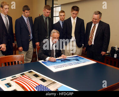 020503-N-5636P-002 Mont St Joseph High School, Baltimore, MD (3 mai 2002) -- Le secrétaire de la Marine, l'honorable Gordon R. England (assis) signe une affiche de recrutement de la Marine à son alma mater, l'École secondaire Mont St Joseph High School. Les étudiants sont présents et le président de l'école, son frère James Kelly (à droite). L'Angleterre a encouragé le Secrétaire tous les étudiants masculins pour tirer le meilleur de leur présenter les possibilités d'éducation. Il a également mis au défi d'utiliser leurs études comme un tremplin pour servir leur pays dans l'avenir. Mont St Joseph High School est un catholique, tous les garçons, à Banque D'Images