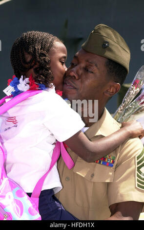 020528-N-9076B-013 Naval Air Station North Island, CA (28 mai 2002) -- Le Sgt. Le major Timothy Lesane de Baltimore, MD, donne à sa fille un gros câlin, après son retour d'un six et demi mois de déploiement. Le Sgt. Le major Lesane est attribuée à Fighter-Attack Squadron trois un quatre (VMFA-314) et est de retour à la maison à bord du USS JOHN C. STENNIS (CVN 74) après avoir mené des missions dans le cadre de l'opération Enduring Freedom. U.S. Navy photo de photographe en chef 4400 Don Bray. (Libéré) US Navy 020528-N-9076B-013 USS Stennis homecoming Banque D'Images