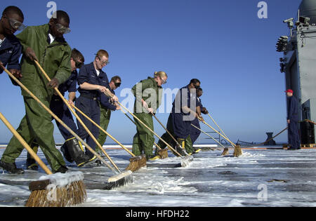 020530-N-0111R-008 en mer à bord du USS La Salle (3) AGF le 30 mai 2002 -- l'équipage à bord du navire amiral de la flotte Sixième frotter le poste de pilotage au cours d'un service en cours de période. Recevoir des navires et des inspections du matériel de nettoyage par l'équipage dans les ports et en mer. Les environnements difficiles en mer nécessitent un effort continu par toutes les mains pour combattre les effets de la corrosion sur les bateaux exposés superstructure, arme et systèmes de communication, et déployé des avions. U.S. Navy photo by PhotographerÕs Mate 2e classe Todd Reeves. (Libéré) US Navy 020530-N-0111R-008 marins effectuer un vol Brosse lave-pont Banque D'Images