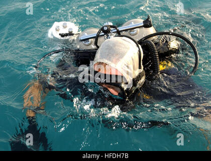 020627-N-5329L-003 le golfe Arabique (Jun. 27, 2002) -- maître de Manœuvre Aviation Joey 1ère classe Whitmoyer affecté à l'unité mobile de destruction des engins explosifs (EODMU 12 Détachement de six-6) les surfaces à partir d'un "quatre-vingt-dix pieds" de la plongée dans le nord du golfe Arabique. Éléments d'EODMU-6 est embarquée à bord de la Marine américaine, le USS contre les mines (LCM 13) Agile mener des exercices de mesure de lutte contre les mines dans le nord du golfe Arabo-Persique à l'appui de l'opération Enduring Freedom et l'opération Southern Watch. U.S. Navy photo by Photographer's Mate 2e classe Eric Lippmann. (Libéré) US Navy 020627-N-5329L-003 Diver re Banque D'Images