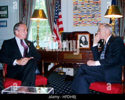 020702-N-3399W-001 New York, NY (Jul. 2, 2002) -- L'honorable Gordon England, Secrétaire de la marine, des visites à New York City le maire Michael Bloomberg lors d'une visite à la ville pour aider à célébrer le 100e anniversaire de la Ligue navale du Canada. Le Secrétaire a remercié le maire pour son ferme soutien des marins et Marines et l'hospitalité des habitants de New York. Photo de la Marine américaine par le Capitaine Kevin Wensing. (Libéré) US Navy 020702-N-3399W-001 L'honorable Gordon England, Secrétaire de la marine, des visites à New York City le maire Michael Bloomberg Banque D'Images