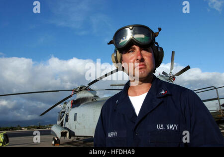 020709-N-6027E-004 Hickam Air Force Base, HI (Jul. 9, 2002) -- du machiniste Aviation Mate 2e classe Dean Murphy affectés à l'Escadron de soutien au combat d'hélicoptère huit cinq (SC-85) à partir de la Naval Air Station North Island, CA, se trouve à côté de l'un des deux UH-3H "hélicoptères Sea King affecté à HC-85 soutient actuellement l'exercice Rim of the Pacific (RIMPAC) 2002. RIMPAC 2002 est conçu pour améliorer la performance tactique dans une vaste gamme d'opérations combinées en mer, tout en renforçant la coopération et la promotion de la compréhension mutuelle entre les nations participantes. Les pays qui participent cette année sont : l'Australie, Banque D'Images