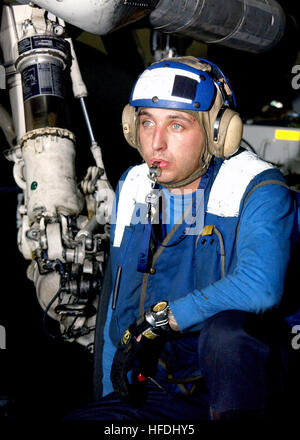 020829-N-1350S-003 en mer à bord du USS Harry S. Truman (CVN 75) Le 29 août 2002 -- maître de Manœuvre Aviation aviateur Jeff Wilson de Dover, Delaware, surveille le mouvement des aéronefs dans l'espace limité de l'shipÕs hangar bay. Les membres d'équipage utilisent un sifflet à avertir le personnel d'avions de manœuvre lorsqu'il y a un risque de collision avec d'autres aéronefs garés. Le Truman participe à la formation du navire sur mesure Disponibilité (TSTA) III, la dernière phase de formation avant que le transporteur avant le déploiement final de l'évaluation. (U.S. Photo par Marine Photographe Mate Airman Derrick Michael Snyder. (Publié) Banque D'Images