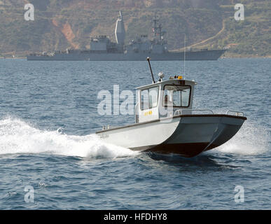 020830-N-0780F-006 Baie de Souda, en Crète, Grèce (août 30, 2002) -- un bateau de patrouille affecté à la base navale américaine de la baie de Souda veille sur les activités du port de la Marine américaine comme le destroyer USS Arthur W. Radford (DD 968) arrive pour une brève visite du port. U.S. Navy Photo by Paul Farley. (Libéré) US Navy 020830-N-0780F-006 un bateau de patrouille la base navale américaine de veille sur les activités portuaires dans la baie de Souda, en Crète, Grèce Banque D'Images