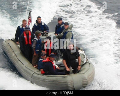 020917-N-0000X-001 en mer au large de la côte du Costa Rica (sept. 17, 2002) -- l'équipage de la frégate de la Marine américaine USS McClusky (FFG 41) déployer l'une des embarcations pneumatiques à coque striée shipÕs (RHIB) pour venir en aide à 62 ans, Richard Van Pham, qui a été repéré à la dérive dans son petit voilier par des aéronefs militaires effectuant les opérations de répression dans la région. Photo de la marine américaine (US Navy) Parution 020917-N-0000X-001 RHIB voile deployes de FFG 41 pour le sauvetage en mer Banque D'Images