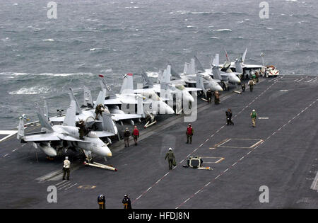 020924-N-2385R-003 en mer à bord du USS Nimitz (CVN 68) Septembre 24, 2002 -- F/ÒSuper ÒHornetÓ-18 UNE HornetÓ et avions d'attaque sont prêts sur le shipÕs avant d'envol comme les équipes d'entretien des aéronefs de l'escadron se préparer pour leur prochaine mission. Nimitz effectue actuellement une formation sur mesure la disponibilité des navires (TSTA) Deux et trois au large de la côte de Californie, conçu pour aider à intégrer le navire et entrepris l'Escadre aérienne de transporteur (CVW) lors de la préparation de futurs déploiements. U.S. Navy photo by PhotographerÕs Mate 3 Classe Yesenia Rosas. (Libéré) US Navy 020924-N-2385R-003 F-A-18 'hornet' et 'Super Banque D'Images