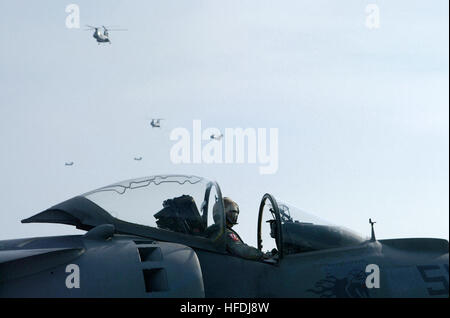 020924-N-2915T-004 en mer à bord du USS Essex (DG 2) Septembre 24, 2002 -- un Marine américain Harrier AV-8B "pilote" affecté à la 31e Marine Expeditionary Unit (MEU) Élément de combat de l'Aviation (ACE) effectue ses vérifications avant vol, comme CH-46 "Chevaliers" cercle au-dessus de la mer avant le lancement d'Essex de l'envol du navire. Les hélicoptères chargés de Marines américains étaient en route pour effectuer une simulation d'assaut amphibie. Essex est en cours, avec la 31e Marine Expeditionary Unit (MEU) participant à un exercice capable d'opérations spéciales (SOCEX). SOCEX est conçu pour certifier que les opérations spéciales Capable Te Banque D'Images