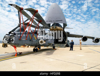 020925-N-8629M-001 San Diego, CA (sept. 25, 2002) --Un SH-60B à partir d'hélicoptères de l'Escadron anti-sous-marin (Lumière) TROIS QUATRE (HSL 43) est prêt pour le chargement sur un Air Force C-5B Galaxy. L'hélicoptère, charge à la Naval Air Station North Island, est envoyé à rejoindre les escadrons du détachement de lampes actuellement déployés dans le golfe Persique dans le cadre de l'opération Enduring Freedom. Photo de l'US Navy PHAA Rebecca J. Moat US Navy 020925-N-8629M-001 un SH-60B  % % % % % % % %17Eldquo,Sea Hawk,  % % % % % % % %17Erdquo, à partir d'hélicoptères de l'Escadron anti-sous-marin trois quatre (HSL 43) est prêt à être chargé sur un Air Force C-5 Banque D'Images