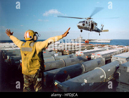 021004-N-8704K-001 en mer à bord du USS John F. Kennedy (CV 67) 4 octobre 2002 -- Un avion directeur signale à un CH-60 Soutien au combat de la flotte d'hélicoptères ÒKnighthawkÓ ÒNightdippersÓ affecté à l'Escadron d'hélicoptères de lutte anti-sous-cinq (HS-5). L'hélicoptère s'apprête à ramasser des munitions sur le shipÕs d'envol au cours d'un déchargement de munitions avec l'USS Harry S. Truman (CVN 75). U.S. Navy photo by Photographer's Mate Airman Joshua Karsten. (Libéré) US Navy 021004-N-8704K-001 ordonnant un CH-46 Knighthawk Banque D'Images