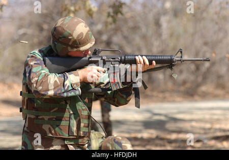 021010-N-4790M-001 Camp Pendleton, en Californie (oct. 9, 2002) -- Master Chief Mate PhotographerÕs Terry Cosgrove de forêt un fusil M-16 au Marine Corps Base Camp Pendleton (RCM) au cours de l'effort de discussion rapide. Mise au point très rapide est une évolution de la formation destinée à préparer de la Caméra de combat de la Marine américaine, hommes et femmes de documenter les grandes opérations militaires dans des environnements de combat de première ligne. U.S. Navy photo by PhotographerÕs Mate 2e classe Andrew Meyers. (Libéré) US Navy 021010-N-4790M-001 Caméra de combat de train à l'accent rapide Banque D'Images