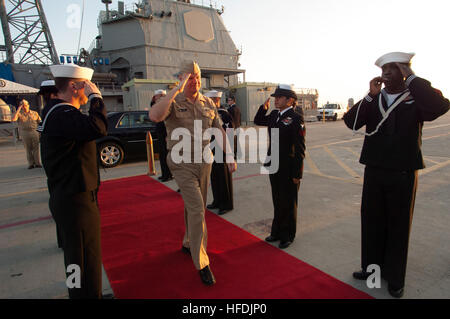 SAN DIEGO (janv. 11, 2008) -- le chef des opérations navales (ONC) Adm. Gary Roughead salue side boys à l'arrivée à l'USS Milius (DDG 69). Roughead a parlé de chaque tireur (iv) les travaux et a remercié l'équipe pour leur travail acharné. Roughead était dans la région de randonnée grands sites de construction navale public et privé afin d'approfondir sa compréhension, développer la relation avec l'industrie de la Marine et d'entendre les points de vue de différents constructeurs. U.S. Navy photo by Mass Communication Specialist 1re classe Tiffini M. Jones (libéré) Tous les appels mains-au NAB Coronado 080111-N-FI224-206 Banque D'Images