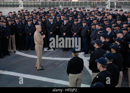 SAN DIEGO (janv. 11, 2008) -- le chef des opérations navales (ONC) Adm. Gary Roughead salue side boys à l'arrivée à l'USS Milius (DDG 69). Roughead a parlé de chaque tireur (iv) les travaux et a remercié l'équipe pour leur travail acharné. Roughead était dans la région de randonnée grands sites de construction navale public et privé afin d'approfondir sa compréhension, développer la relation avec l'industrie de la Marine et d'entendre les points de vue de différents constructeurs. U.S. Navy photo by Mass Communication Specialist 1re classe Tiffini M. Jones (libéré) Tous les appels mains-au NAB Coronado 080111-N-FI224-329 Banque D'Images