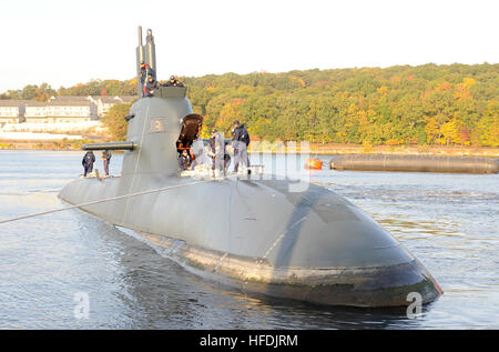 Son sous-marin italien Salvatore Todaro (P 526), tire sur la base de sous-marins à New London à Groton, CT, le 15 octobre 2008, pour une dernière visite. Todaro revenait de New York où l'équipage ont participé à des événements en l'honneur de l'explorateur italien Christophe Colomb. Todaro fait escale à Mayport, en Floride, et Norfolk, Va., marquant la première fois depuis la Seconde Guerre mondiale qu'un sous-marin italien a traversé l'Atlantique. (U.S. Photo par John marine/Narewski) Parution 081015-N-8467N-003 Banque D'Images