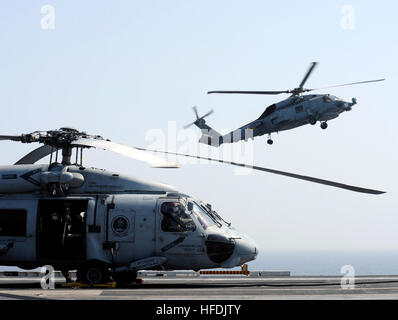 081018-N-7241L-010 GOLFE D'OMAN (oct. 18, 2008) Un hélicoptère SH-60B Seahawk s'approche du porte-avions USS Theodore Roosevelt (CVN 71) pour un atterrissage. Le porte-avions Nimitz-classe et entrepris l'Escadre aérienne de transporteur (CVW) 8 sont en cours sur un déploiement prévu. (U.S. Photo par marine Spécialiste de la communication de masse 2e classe Nathan Laird/libérés) 081018-N-7241L-010 Banque D'Images