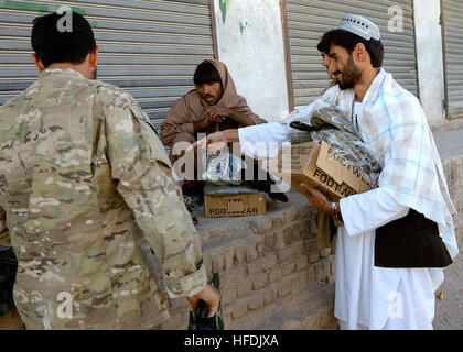 Une police locale afghane (ALP) candidat prend son nouvel uniforme avant une cérémonie de remise des diplômes dans le district d'Arghandab, province de Kandahar, en Afghanistan, le 3 novembre. ALP candidats sont soumis à trois semaines de cours qui couvre l'adresse au tir de base, les patrouilles, dispositif explosif de reconnaissance et les techniques de sécurité. Compléter les efforts de contre-insurrection de l'ALP, en aidant les zones rurales avec peu de présence des forces de sécurité nationale afghanes, afin de permettre aux conditions de l'amélioration de la sécurité, de la gouvernance et du développement. (U.S. Photo par marine Spécialiste de la communication de masse 2e classe Ernesto Hernan Banque D'Images