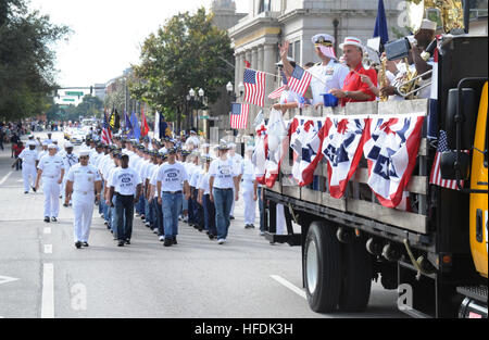 081108-N-9824T-002 ORLANDO (nov. 08, 2008) Un groupe de l'entrée retardée programme recrute suit derrière un camion plein de marins pendant l'Orlando, Fla., Anciens Combattants défilé de jour. Le défilé a été l'un des principaux événements de la Semaine de la Marine d'Orlando, qui est conçu pour accroître la sensibilisation dans les zones métropolitaines qui n'ont pas une importante présence de la Marine. (U.S. Photo de marine de 3e classe, spécialiste des communications de masse de Devin R. Thorpe/libérés) 081108-N-9824T-002 Banque D'Images