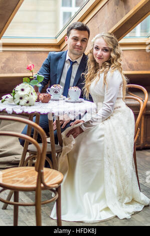 Couple nouvellement marié dans cafe Banque D'Images