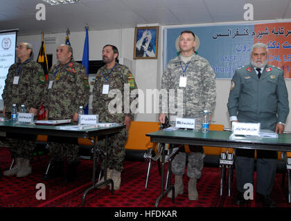 Médecins-chefs de l'Armée nationale afghane commande médicale, police nationale afghane et mentor américain restent debout pendant la Afghanistan hymne nationale avant une conférence médicale sur Camp Hero dans la province de Kandahar, Afghanistan. C'était la sixième Conférence sur le leadership médical organisé par l'ANA Commande médicale, des membres de l'ANA et leurs mentors de la coalition étaient présents pour discuter de sujet qui touche les hôpitaux de l'ANA dans tout l'Afghanistan au cours des six derniers mois. Assister à la Conférence Médicale Médecins ANA 361679 Banque D'Images