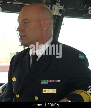 100819-N-8273J-081 KARLSKRONA, Suède (16 août 2000 19, 2010) Le chef des opérations navales (ONC) Adm. Gary Roughead, gauche, parle avec l'arrière Adm. Anders Grenstad, Chef du personnel de la marine suédoise Royall pendant qu'ils sont en cours sur le pont de la Corvette Visby HSwMS Nykoping. (U.S. Photo par marine Spécialiste de la communication de masse de la classe de 1ère parution/Vanderwyst Tiffini Jones) Anders Grenstad Banque D'Images