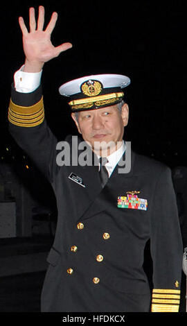 081206-N-1113S-001 TOKYO (déc. 6, 2008). Keiji Akahoshi, le Japon d'autodéfense maritime Chef de cabinet, des vagues comme il se tient avec le Capt Thom Burke, gauche, commandant de la commande amphibie USS Blue Ridge (CAC 19) ; Esaki Yoichiro, membre de la Chambre des représentants du Japon ; Vice-Adm. Anthony Four Winns, Inspecteur Général de la Marine américaine ; et Vice-Adm. John M. Bird, commandant de la 7ème flotte américaine,, au cours d'une réception à bord de Blue Ridge. La réception honore l'alliance américano-japonaise et la forte relation entre la Marine américaine et le Japon d'autodéfense maritime. En outre, les particip Banque D'Images