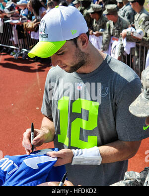 140123-N-IU636-081 PEARL HARBOR (janv. 23, 2014) Indianapolis Colts' Quarterback Andrew Luck, signe des autographes pour les militaires et leurs familles à l'Earhart Champ sur une base commune Pearl. Harbor-Hickam Les joueurs de la Ligue nationale de football sont à Hawaii pour le Pro Bowl 2014 à Croke Park. (U.S. Photo par marine Spécialiste de la communication de masse Maître de troisième classe Johans Chavarro/libérés) Andrew Luck de signer des autographes au Pro Bowl 2014 Banque D'Images