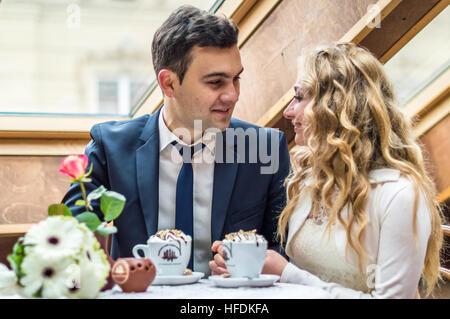 Couple nouvellement marié dans cafe Banque D'Images