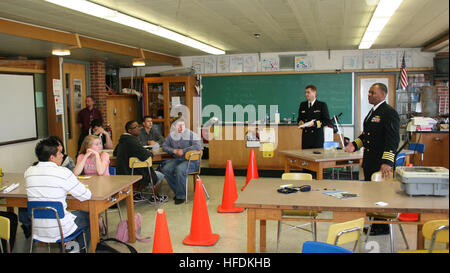 Le cmdr. Jeff McGowan, officier des opérations au Commandement Naval Facilities Engineering Midwest, à gauche, et l'officier commandant le Capitaine Jake Washington répondre aux questions des étudiants sur le génie civil au cours d'une carrière expo à Waukegan dans l'école secondaire. Washington, McGowan et autres officiers du génie civil de NAVFAC Midwest d'encourager les élèves à rester dédié à une bonne éducation et de continuer à faire des choix positifs pour leur avenir au cours d'initiatives communautaires par région marine du Midwest et de base navale de la région des Grands Lacs. Répondre aux questions à l'école 168316 Banque D'Images