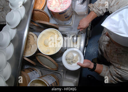 L'Adjudant-chef Marin Ricardo Rivera sert de la crème glacée à l'équipage à bord de transport amphibie USS dock Green Bay (LPD 20). Green Bay fait partie de la groupe amphibie de Peleliu, actuellement en cours sur un déploiement Du Pacifique Occidental avec navire d'assaut amphibie USS Peleliu (LHA 5) et amphibies USS Rushmore landing ship dock (LSD 47). (Photo de la communication de masse (1ère classe Spécialiste SW/AW) Elizabeth Merriam) 'Purple Foxes' tenir Landaker 5k sur le USS Green Bay 120928-N-BB534-045 Banque D'Images