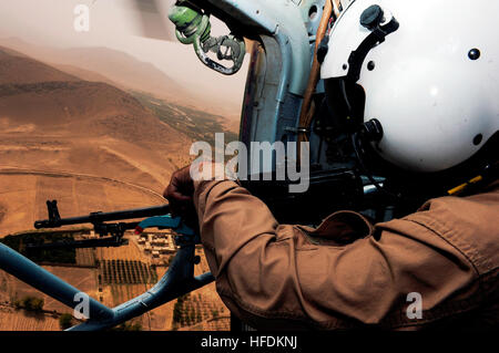 PROVINCE DE ZABUL, Afghanistan (sept. 15, 2010) - Un homme d'équipage de l'Afghanistan, affecté à l'Escadre aérienne de Kandahar (KAW), mans le port machinegun sur un hélicoptère MI-17. L'KAW basé à l'aérodrome de Kandahar est la livraison et le transport des bulletins de vote à des endroits qui sont trop dangereuses ou à distance pour le transport au sol jours avant les élections parlementaires du 18 septembre. (U.S. Photo par marine Spécialiste de la communication de masse 2e classe Ernesto Hernandez Fonte/libérés) Un homme d'équipage afghane le mans machinegun port sur un hélicoptère MI-17 (5006996589) Banque D'Images