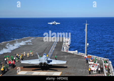 Océan Pacifique (fév. 12, 2013) Un F/A-18F Super Hornet de Strike Fighter Squadron (VFA) 22 lance à partir de la classe Nimitz porte-avions USS Carl Vinson (CVN 70). Carl Vinson est en cours d'approche de précision du système d'atterrissage et d'envol des certifications. (U.S. Photo par marine Spécialiste de la communication de masse Seaman Iain L. Stratton/libérés) 130212-N-EH921-285 http://www.facebook.com/USNavy http://www.twitter.com/USNavy Rejoignez la conversation Une http://navylive.dodlive.mil F-A-18F lance de l'USS Carl Vinson. (8471305768) Banque D'Images